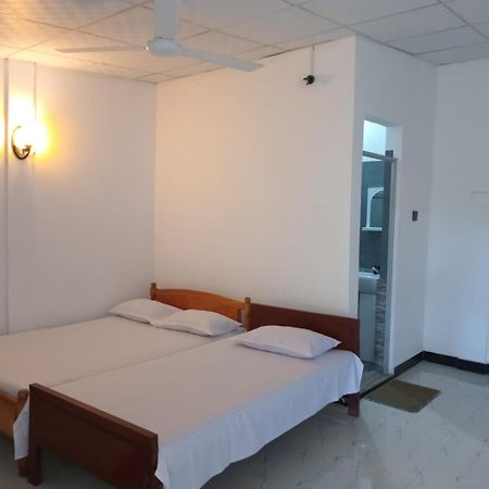 Hotel Amila Guest à Trincomalee Extérieur photo