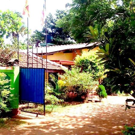 Hotel Amila Guest à Trincomalee Extérieur photo