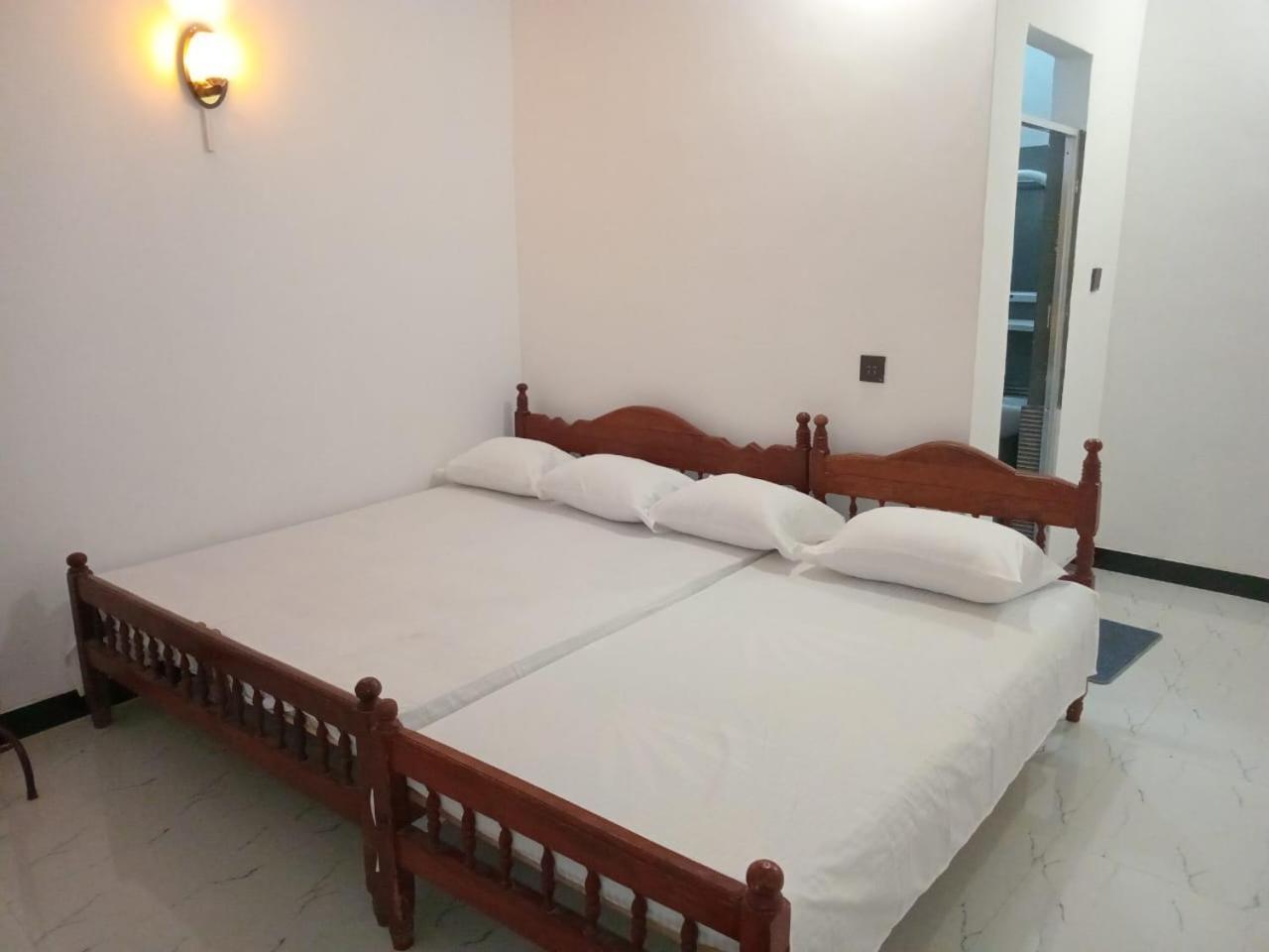 Hotel Amila Guest à Trincomalee Extérieur photo