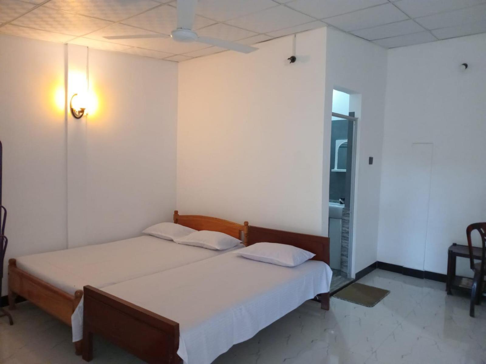 Hotel Amila Guest à Trincomalee Extérieur photo