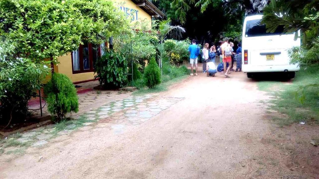 Hotel Amila Guest à Trincomalee Extérieur photo